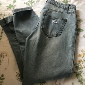 DENIM DISTRESSED MOM JEANS